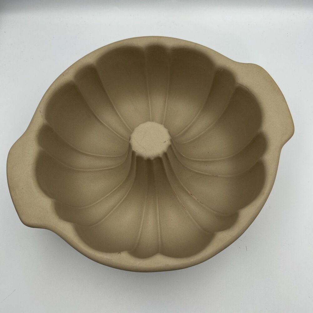 Pampered Chef Fluted Bundt Pan Family Heritage Stoneware Retired 1440 NWOB